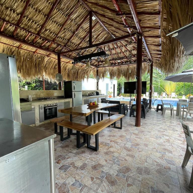 Villa with pool, jacuzzi, Turkish bath, BBQ, kiosk, and green area - Villa - 8