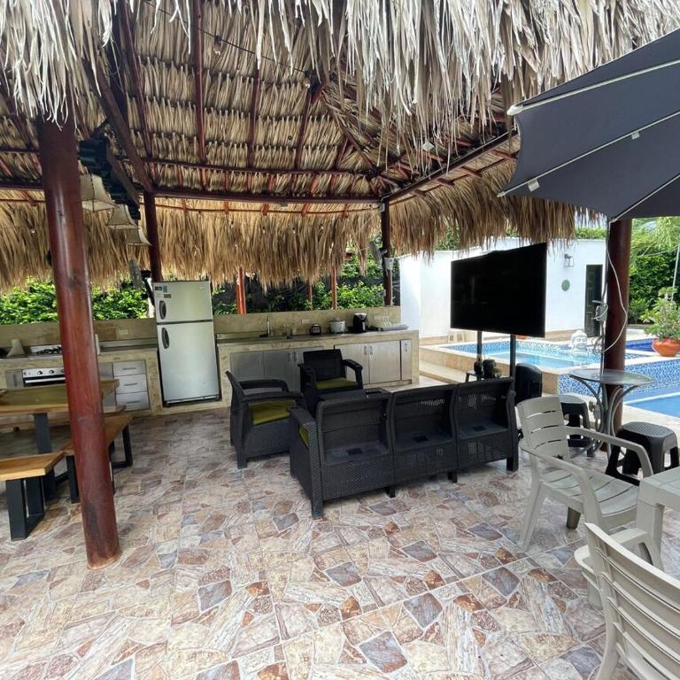 Villa with pool, jacuzzi, Turkish bath, BBQ, kiosk, and green area - Villa - 44