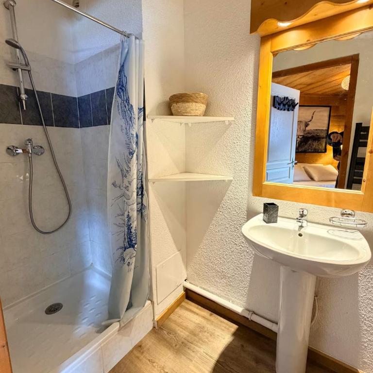 CENTRE DES ORRES 1800 - Appartement 3 chambres - 8 PERSONNES - SUD - Parking - Près de 60m2 hab - Apartment mit 3 Schlafzimmern - 26