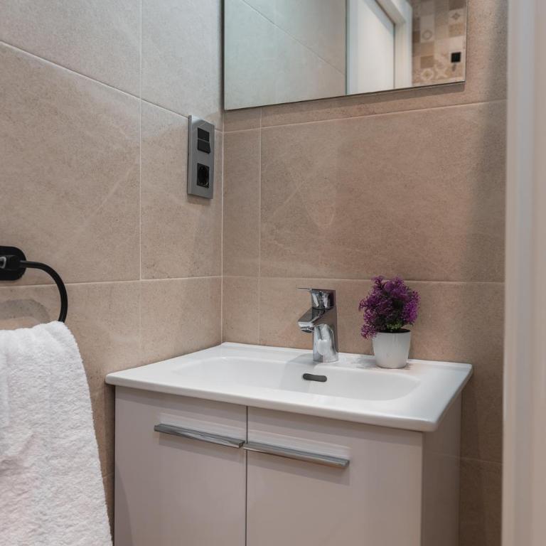 tuAnfitrion Plaza de Toros - Three-Bedroom Apartment - 31