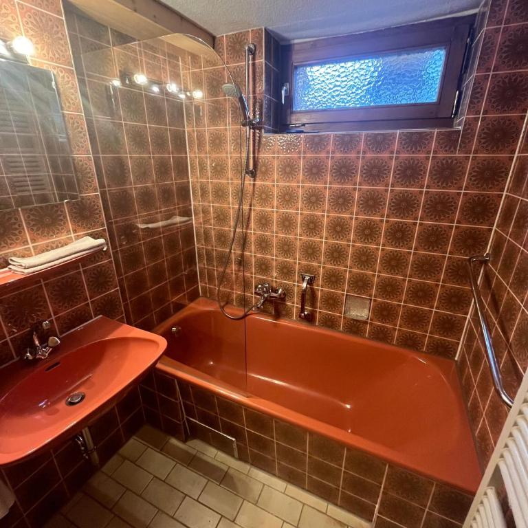 Gästehaus Renn - Zentral in Oberstdorf - Doppelzimmer mit Gartenblick - 4