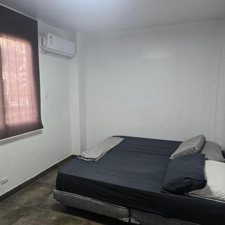 Departamento céntrico, moderno de 2 habitaciones frente al Estadio Modelo y coliseo, cerca del Aeropuerto de Guayaquil - Two-Bedroom Apartment - 9