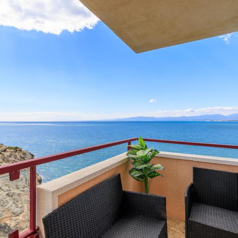 UHC Cantilmar Family Apartments - Four-Room Apartment - 4