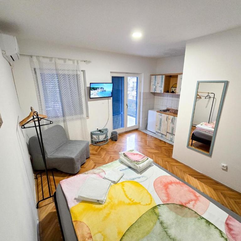 Hostel Budva - Porodični Studio - 3