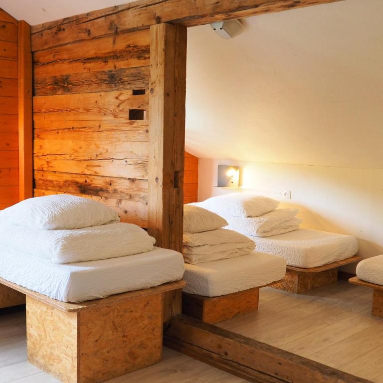 Auberge de Jeunesse HI La Clusaz - Camera Familiare con Bagno in Comune - 2