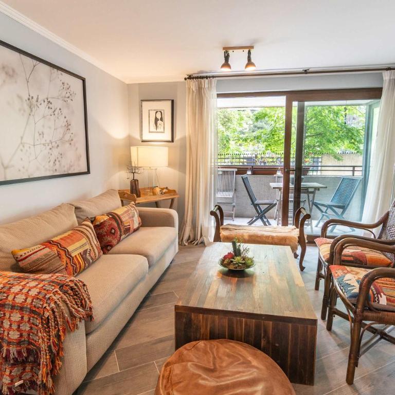 HOM I Amplio Depto en Las Condes con Terraza y Parking - Apartment - 2