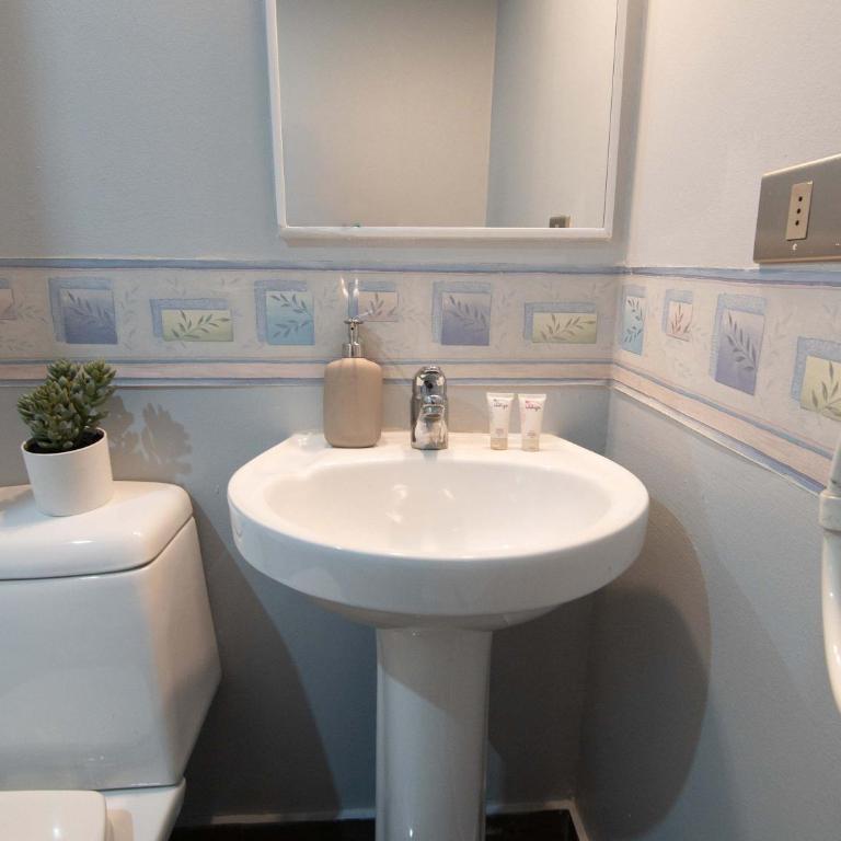 HOM I Amplio Depto en Las Condes con Terraza y Parking - Apartment - 55