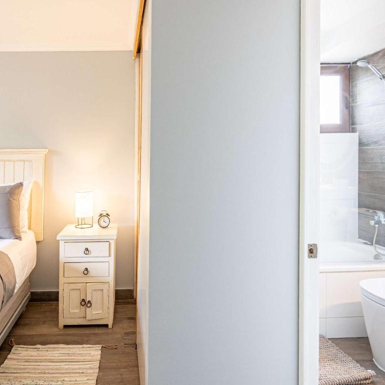 HOM I Amplio Depto en Las Condes con Terraza y Parking - Apartment - 58
