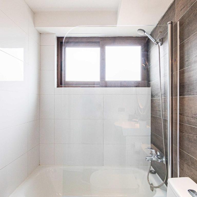 HOM I Amplio Depto en Las Condes con Terraza y Parking - Apartment - 63