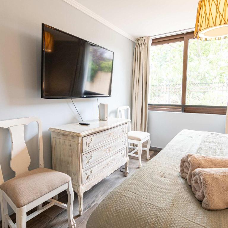 HOM I Amplio Depto en Las Condes con Terraza y Parking - Apartment - 68