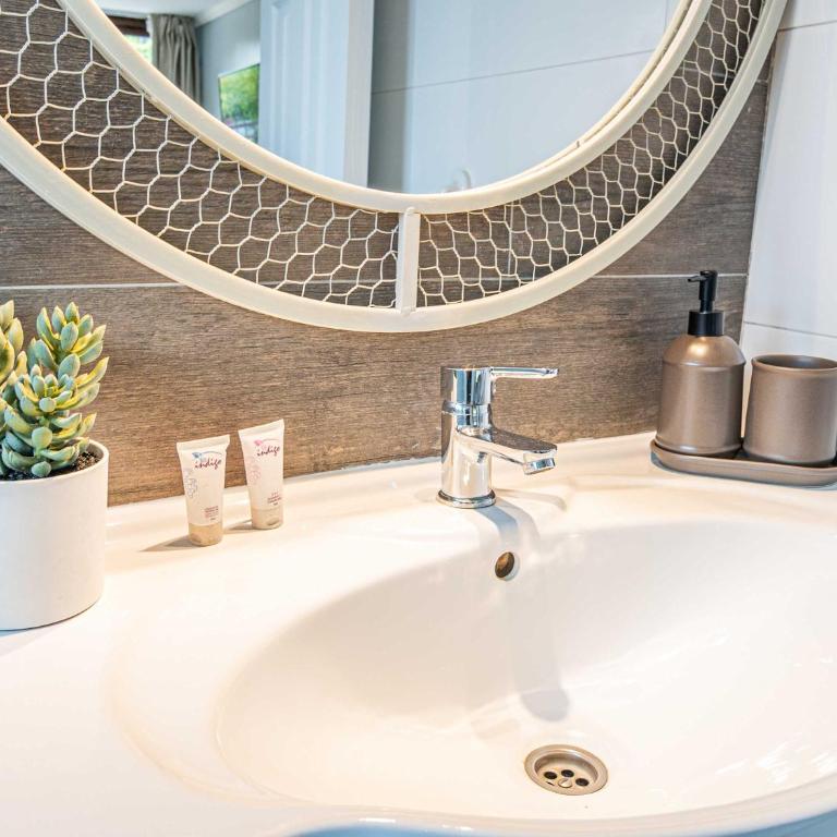 HOM I Amplio Depto en Las Condes con Terraza y Parking - Apartment - 70