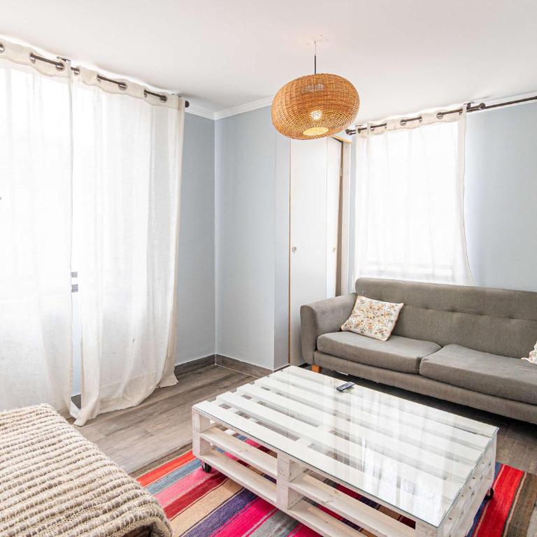 HOM I Amplio Depto en Las Condes con Terraza y Parking - Apartment - 75