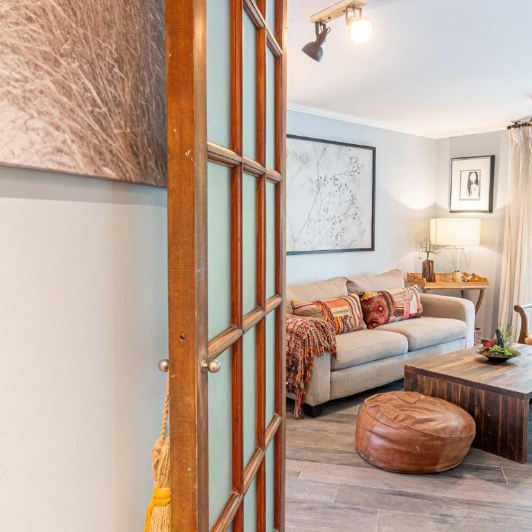 HOM I Amplio Depto en Las Condes con Terraza y Parking - Apartment - 79