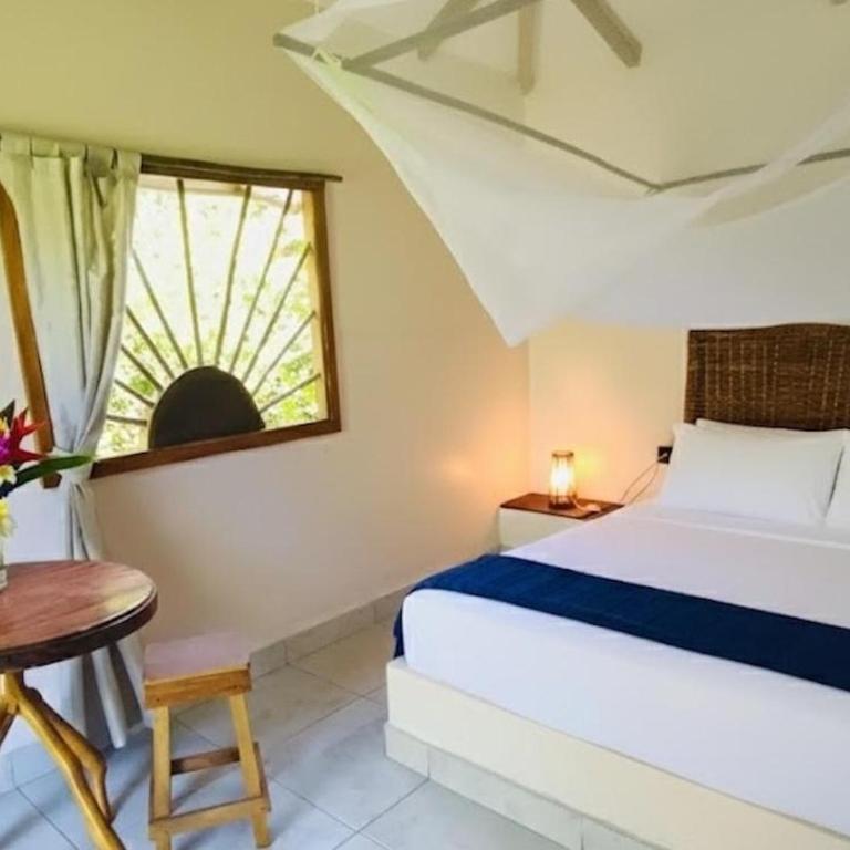 Pomelo Hostal - Habitación Triple con baño privado - 2