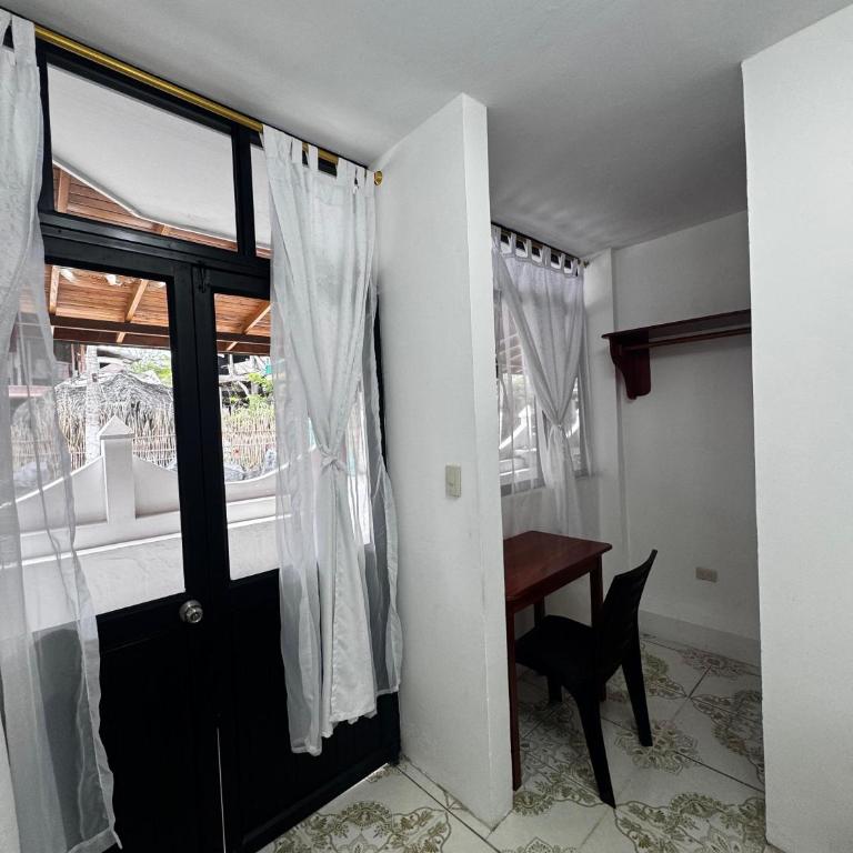 Hostal Brisas Del Mar - Habitación Deluxe con cama extragrande - 3