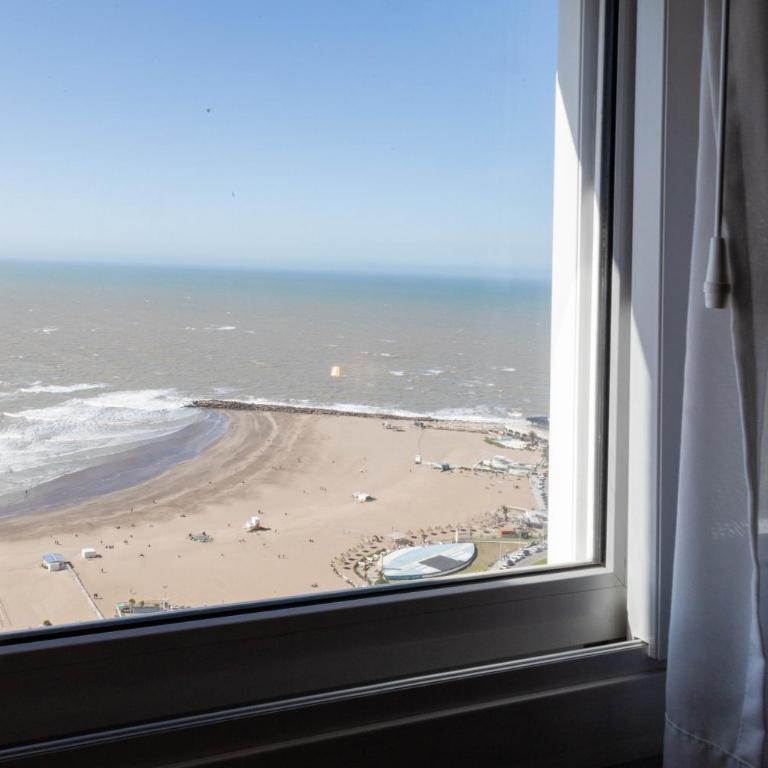 BT Homes - Avenida Colon - Departamentos en Centro a Metros del Mar & la Playa - Three-Bedroom Apartment with Sea View - 21