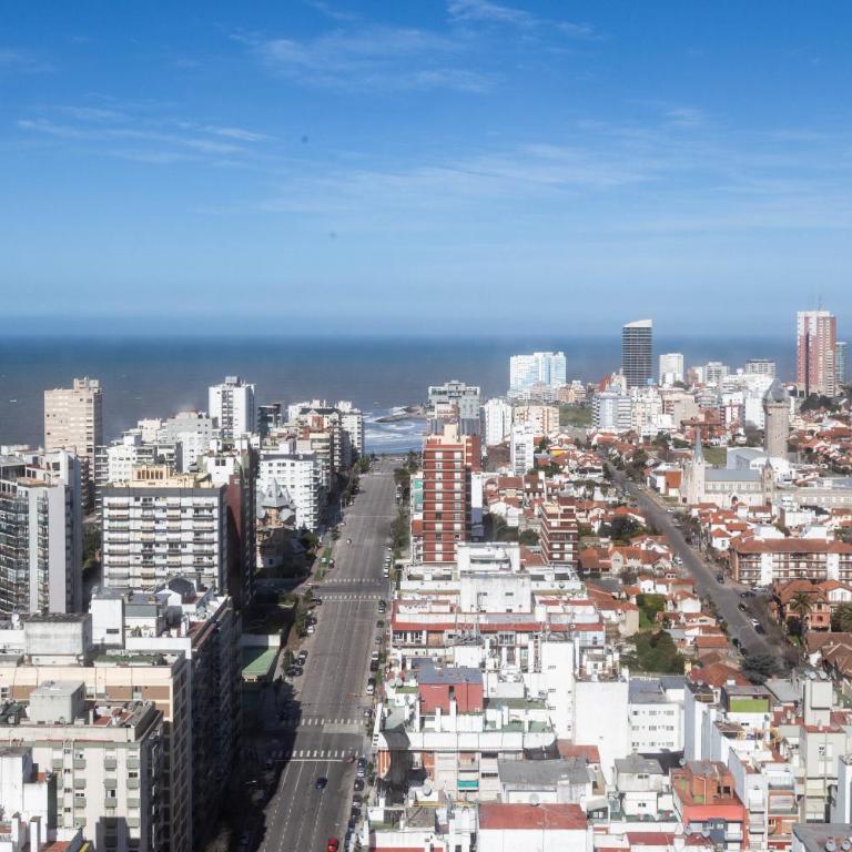 BT Homes - Avenida Colon - Departamentos en Centro a Metros del Mar & la Playa - Three-Bedroom Apartment with Sea View - 43