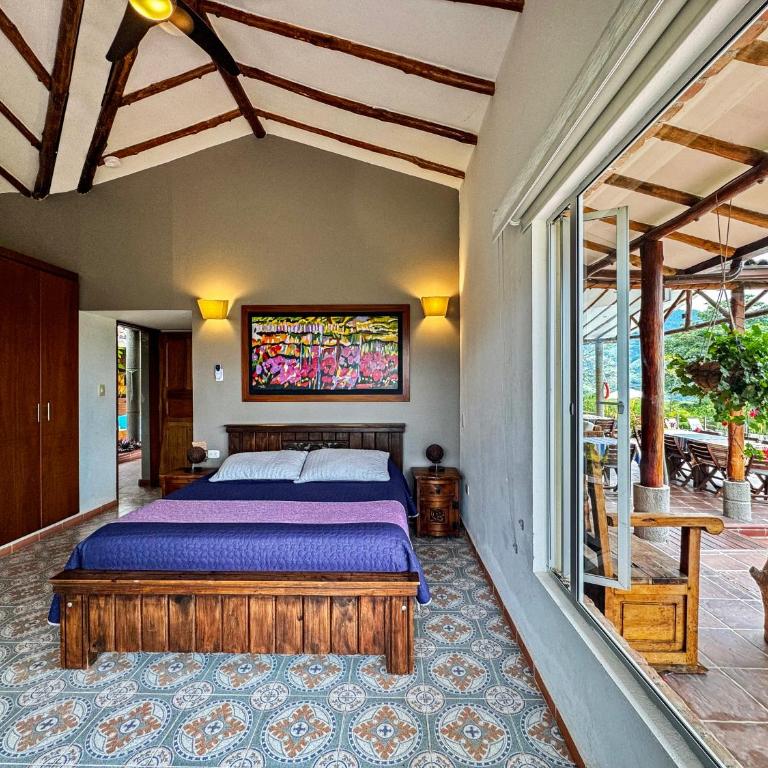 Finca del Café - Casa Typica - Habitación con cama grande y vistas al jardín - 2