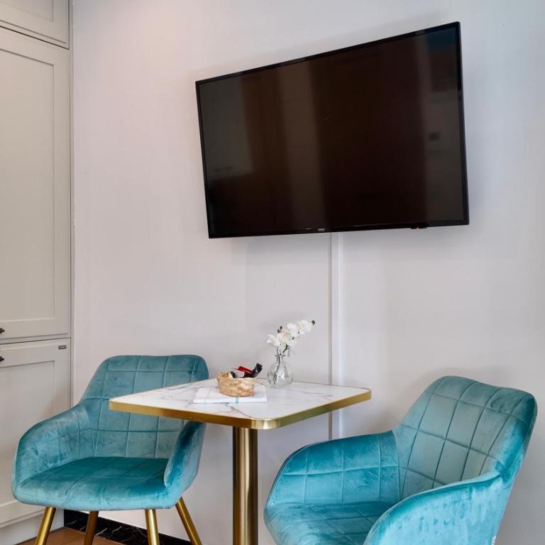 LB Vacation Rentals I Elegant Classique Room - 5mn Center I Casa d'Azur - Apartamento de 1 dormitorio - 12