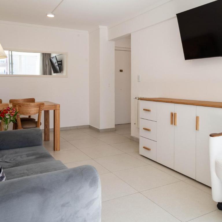 BT Homes - Avenida Colon - Departamentos en Centro a Metros del Mar & la Playa - Two-Bedroom Apartment with Balcony - 7