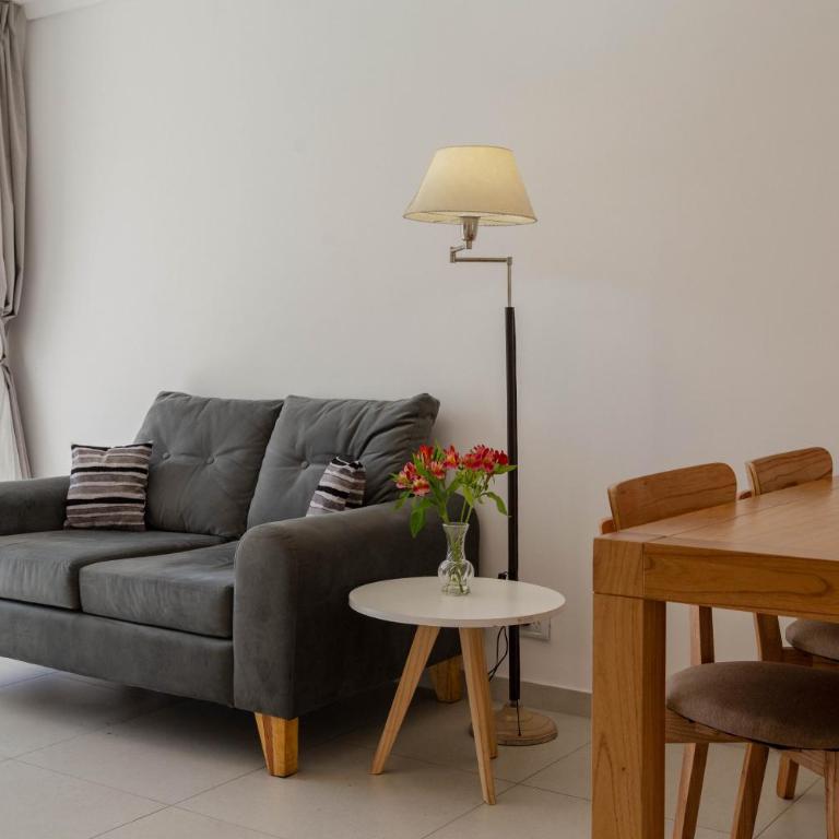 BT Homes - Avenida Colon - Departamentos en Centro a Metros del Mar & la Playa - Two-Bedroom Apartment with Balcony - 1