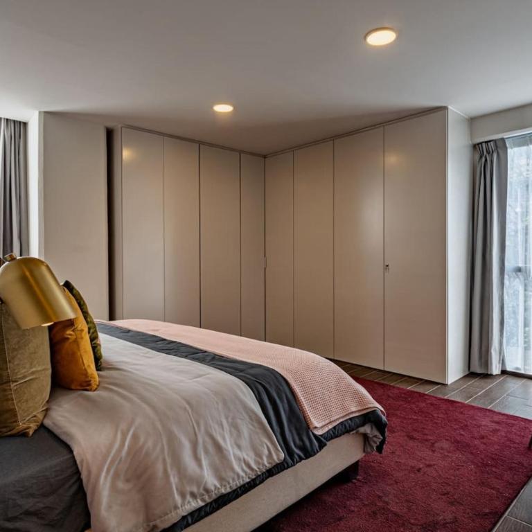 Private Balcony Home with Parking - Apartamento - 2