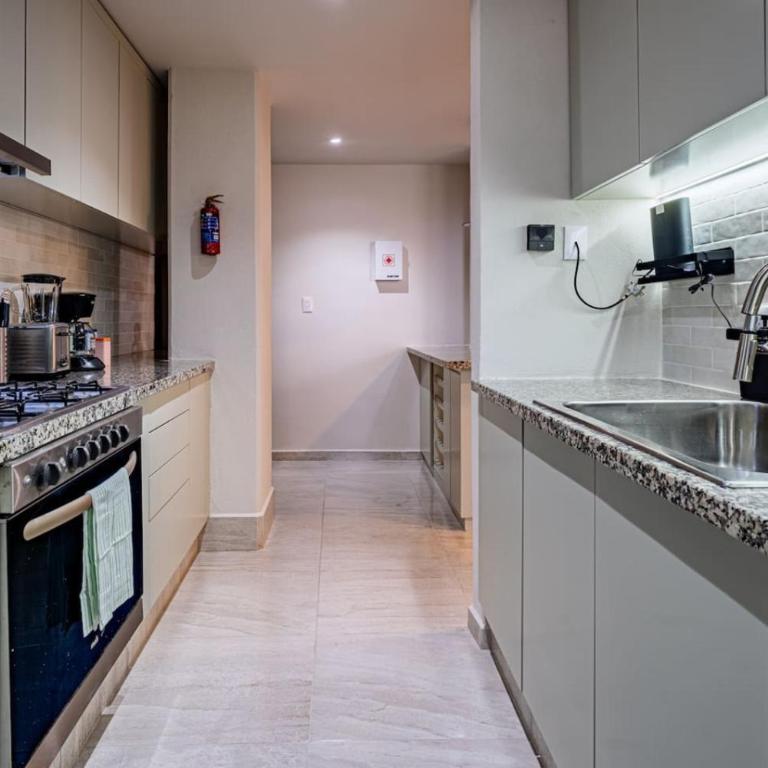 Private Balcony Home with Parking - Apartamento - 4