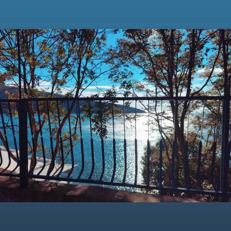 Beach House Kruče - Apartman sa 2 Spavaće Sobe, Balkonom i Pogledom na More - 13