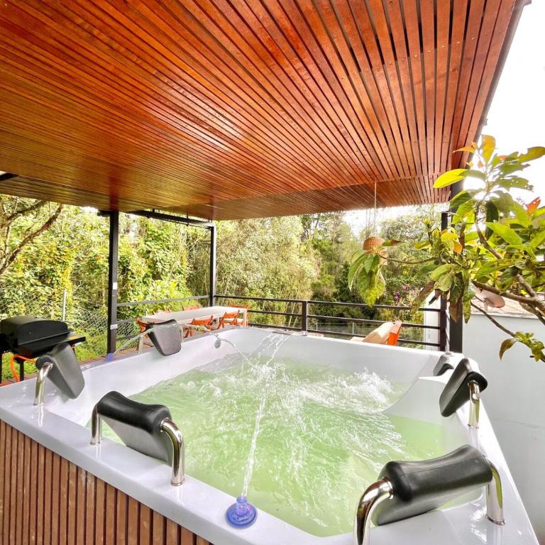 Casa Moderna en el Bosque Jacuzzi y Deck Privado - Villa de 2 dormitorios - 2