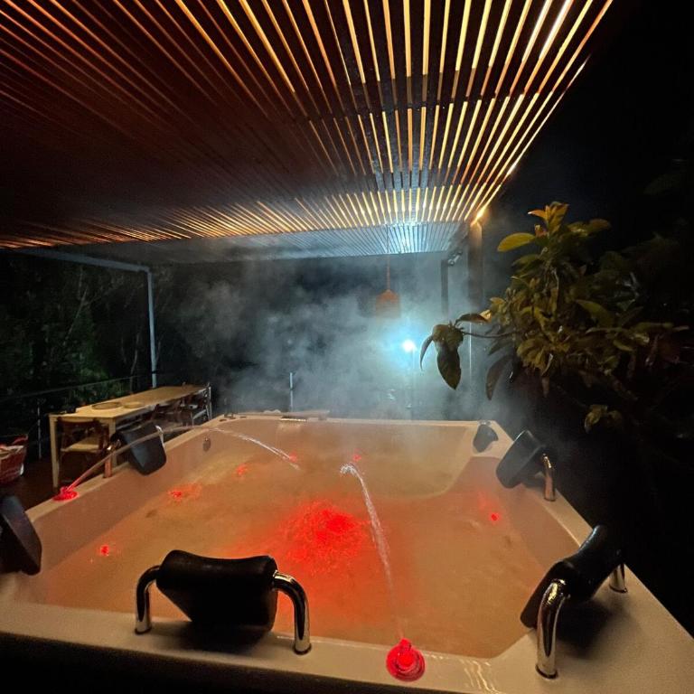 Casa Moderna en el Bosque Jacuzzi y Deck Privado - Villa de 2 dormitorios - 17