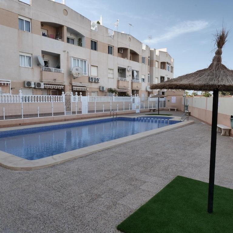 Family-friendly apartment with pool in the heart of Torrevieja - Three-Bedroom Apartment with Water View - 11