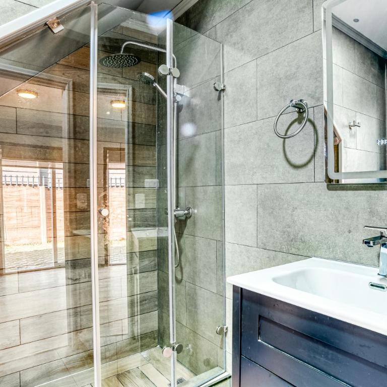 Sweet Frutillar Hostel - Double Room with Private Bathroom - 5