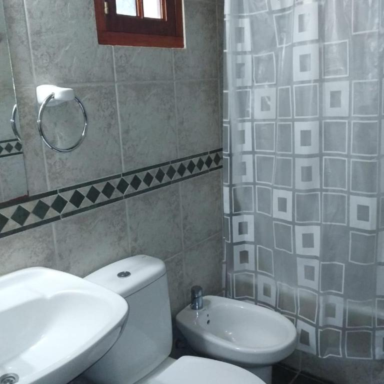 Mar Azul Complejo 5 deptos y 1 casa con servicios a mts del mar en calle 42 esquina mar del plata mar azul - Three-Bedroom House - 11
