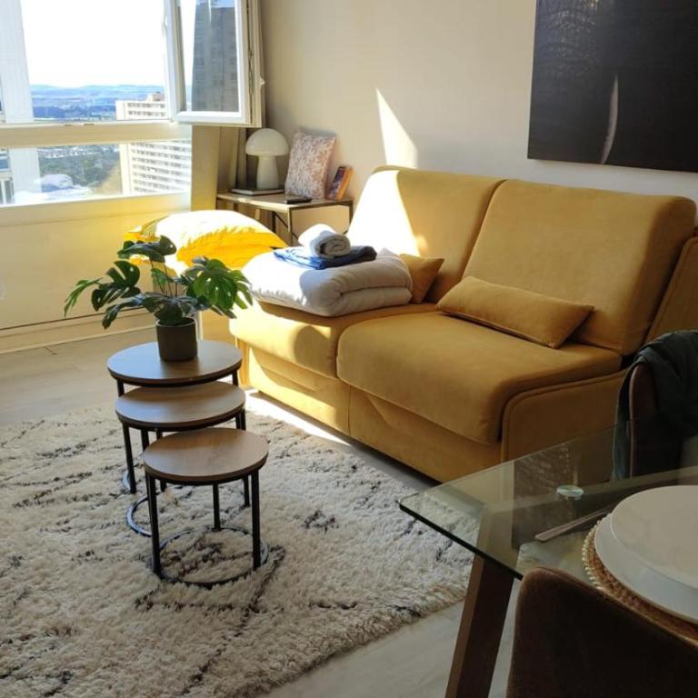 Studio Nimes - Clim - Wifi -Cuisine privatif - parking privé - salle de bain commune- balcon - Studio with Balcony - 5