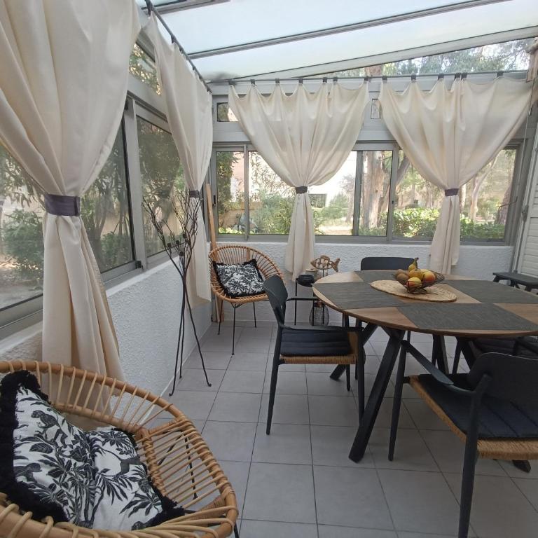 Appartement RDC proche plages avec parking - FR-1-776-145 - Apartment - 1