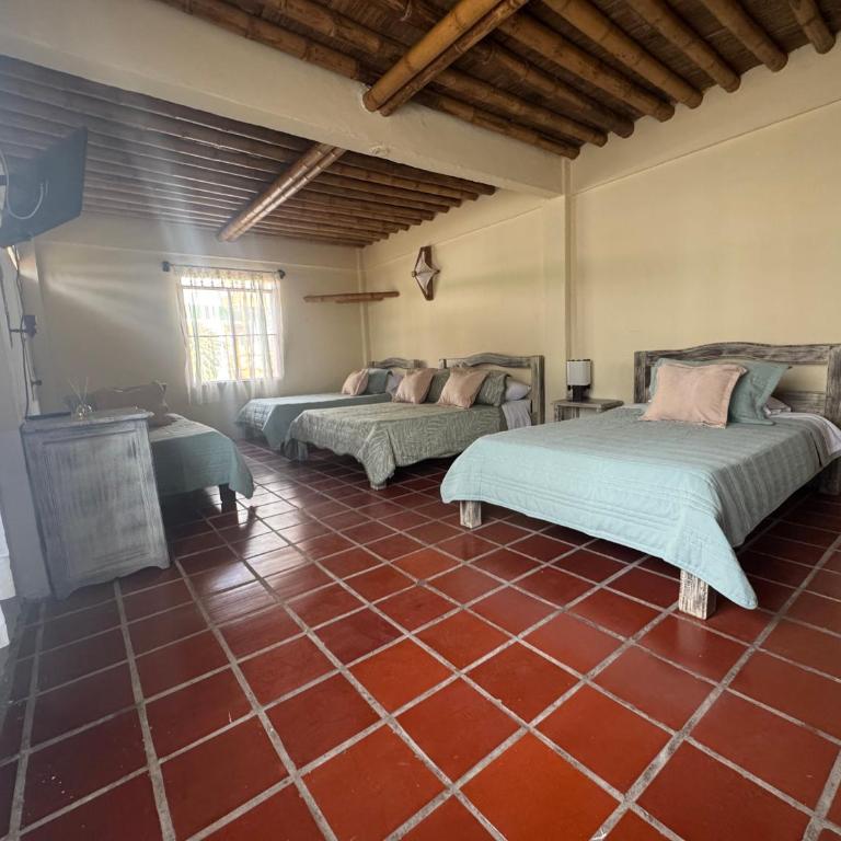 Eco Hotel Santa Barbara - Habitación Familiar con balcón - 2
