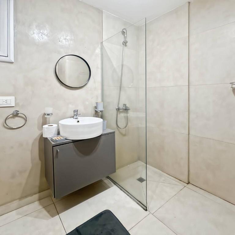 Comfortable Studio with Balcony and Excellent Location - Apartamento - 8