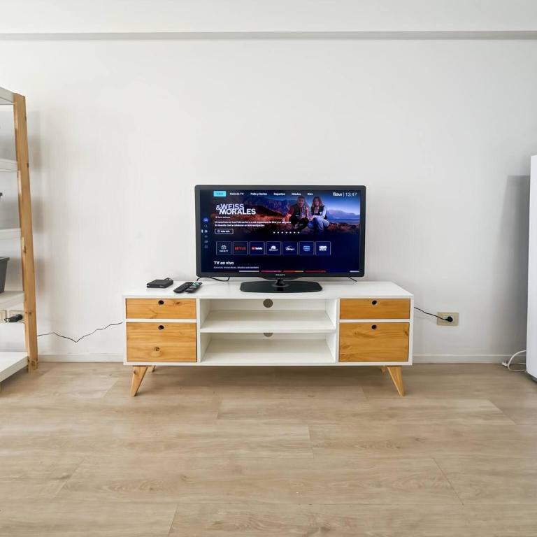 Comfortable Studio with Balcony and Excellent Location - Apartamento - 12