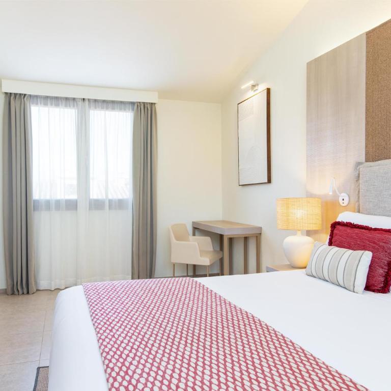 Mangia's Santa Teresa Sardinia, Curio Collection by Hilton - Deluxe King Room - 8
