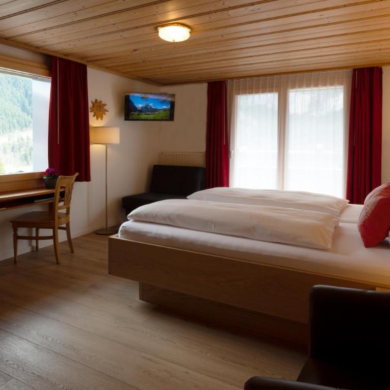 Hotel Hirschen - Grindelwald - Comfort Doppelzimmer mit Balkon und Bergblick - 2