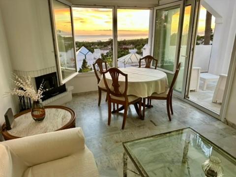 Penthouse Marbella, Panoramic Sea Views, Terrace, Pool & Parking - Apartamento de 2 dormitorios - 48