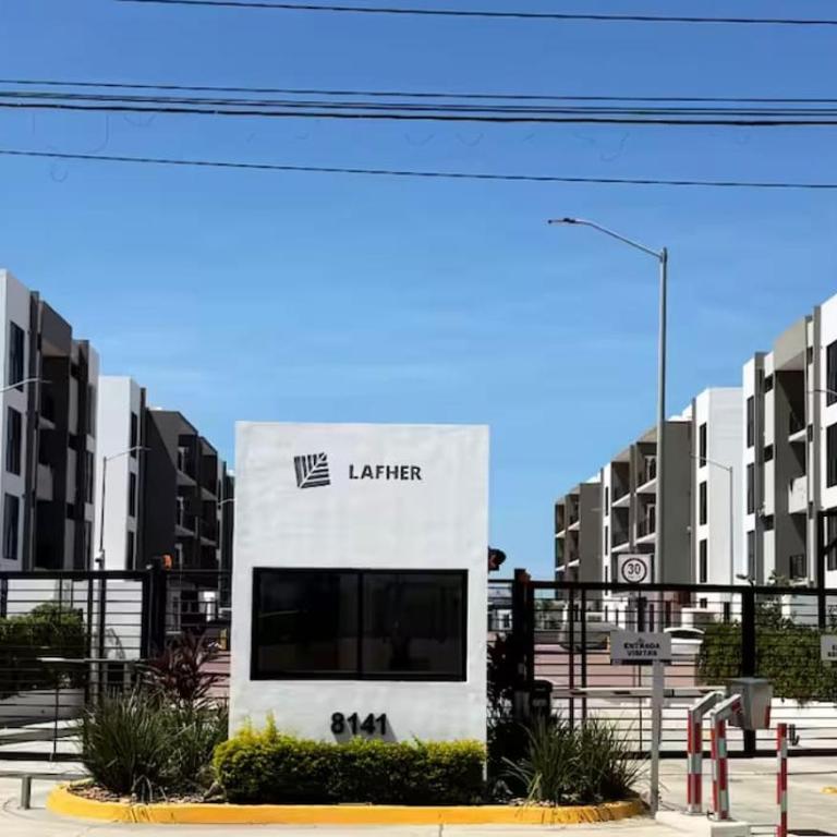 New ground floor apartment, very comfortable and excellent location - Three-Bedroom Apartment - 64