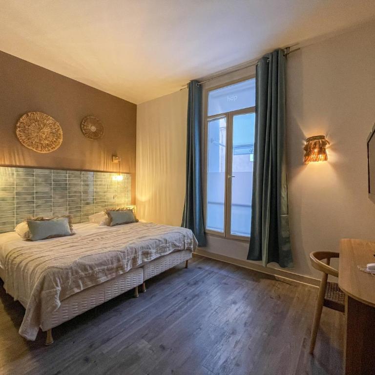 Hôtel De Paris - Chambre Double Supérieure - Vue sur le Terrasse ou Rue - 1