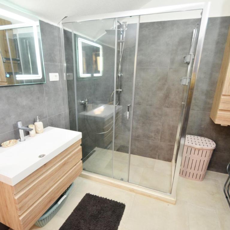 Kjara Lux Apartment - Apartman sa 2 Spavaće Sobe, Balkonom i Pogledom na More - 16