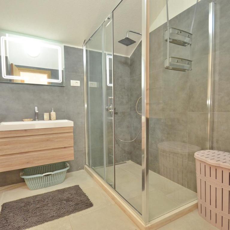 Kjara Lux Apartment - Apartman sa 2 Spavaće Sobe, Balkonom i Pogledom na More - 17