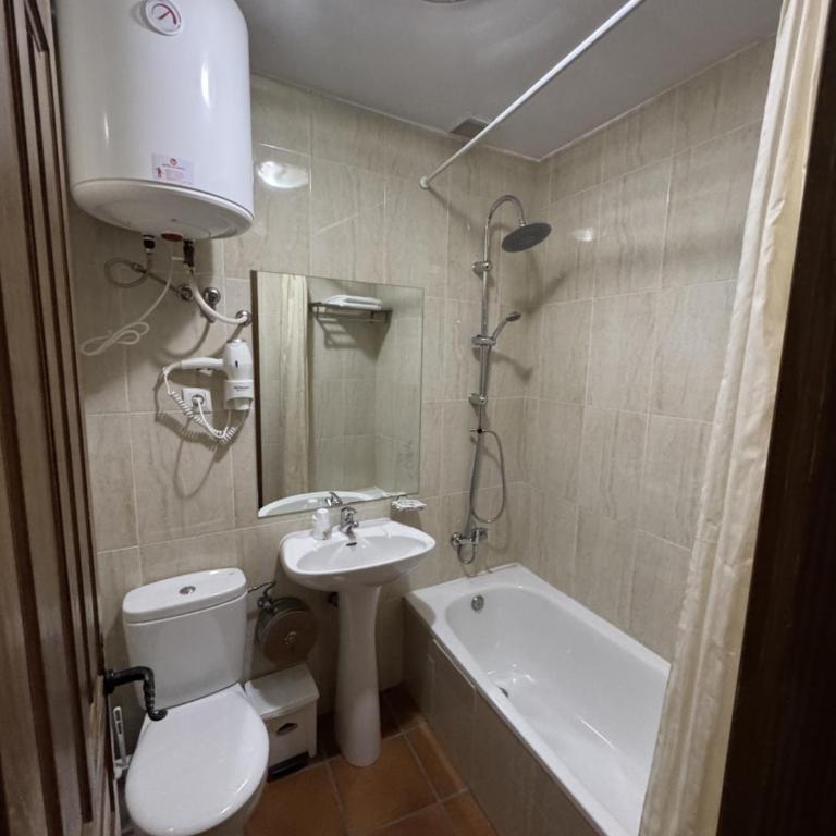 Hostal Infantes - Habitación Doble Económica - 2 camas - 4