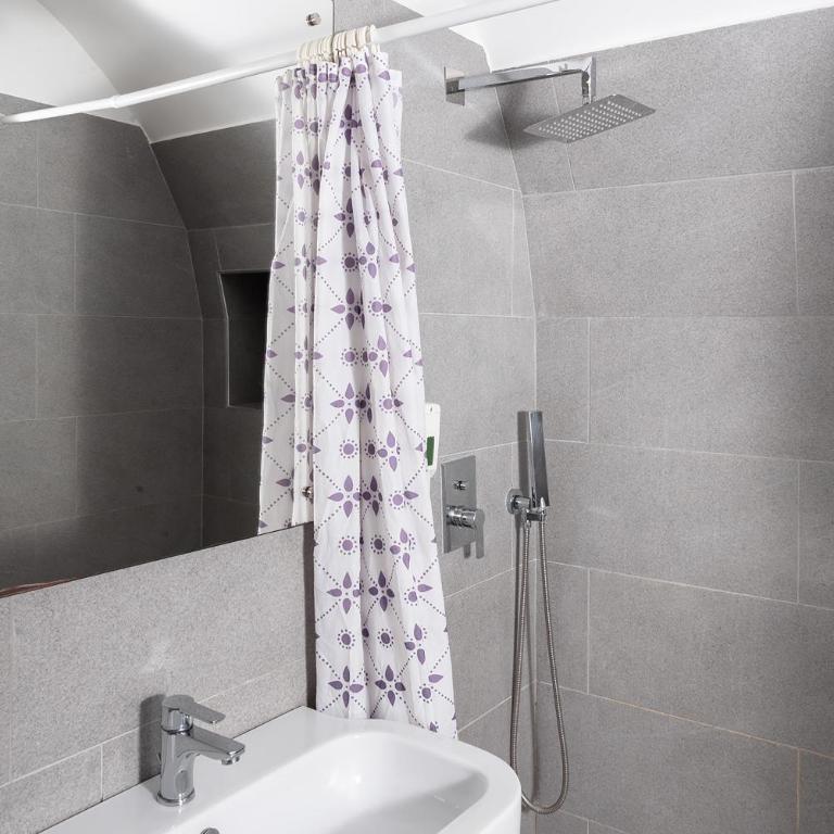 Petrucci Garden B&B - Three-Bedroom Apartment - 10
