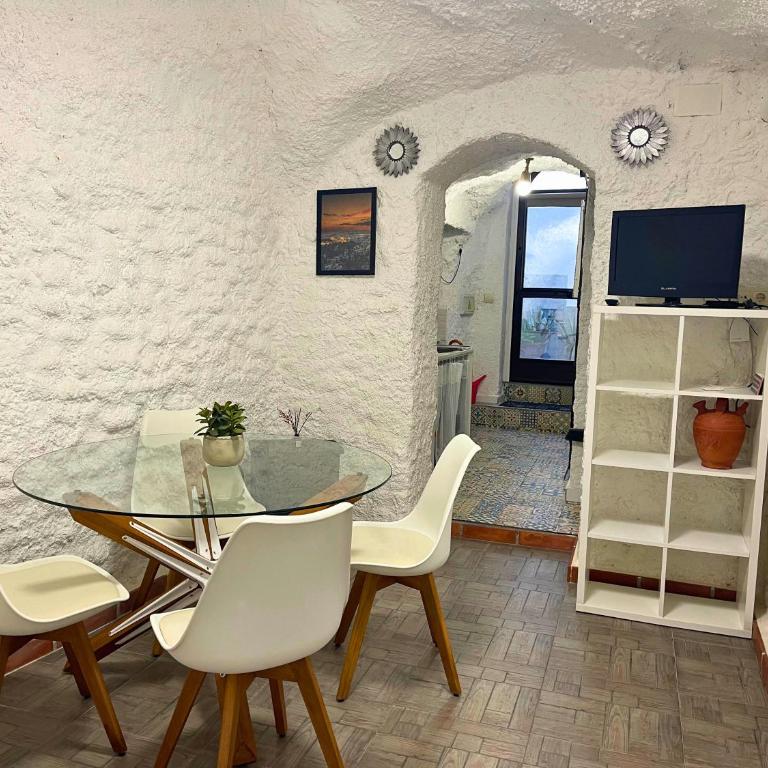 Home4u Casa Cueva Alhambra - Two-Bedroom House - 18