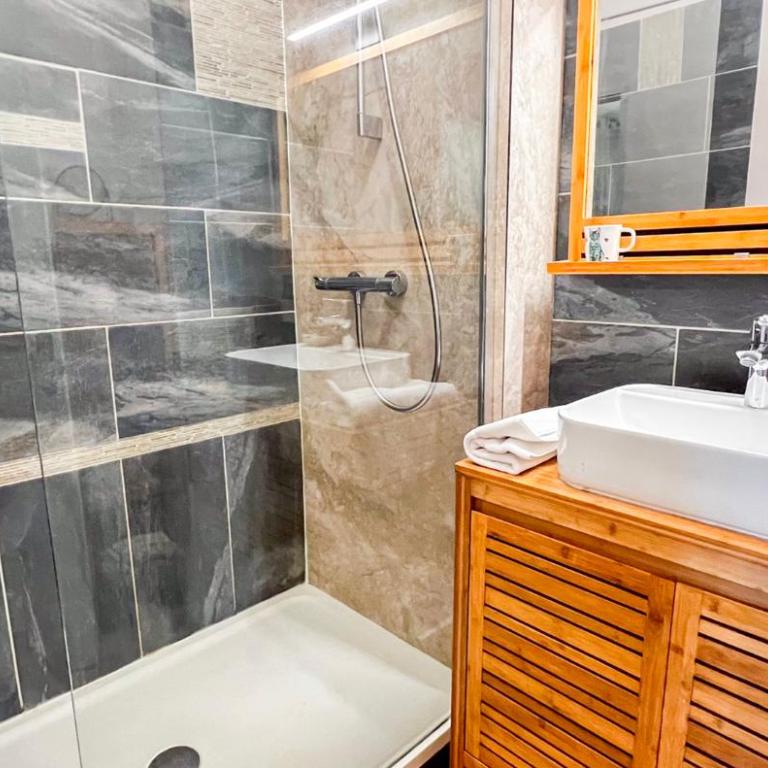 AC - Private parking - Near the ramparts - Appartamento con 2 Camere da Letto - 31