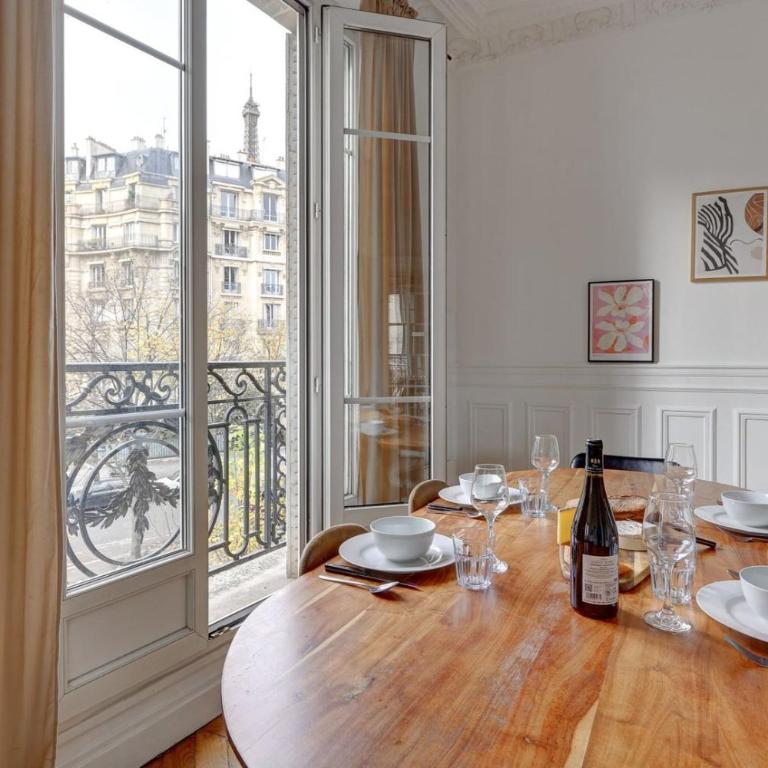 TBS 319 - Superb apartment with Eiffel Tower view - Appartement 2 Chambres - 5